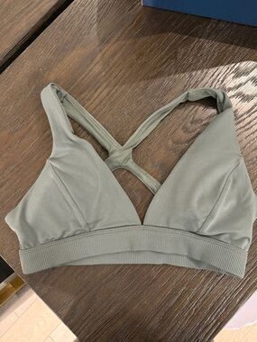 Alo showstopper bra in green color